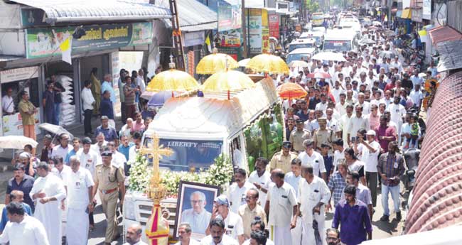 ഇടയശ്രേഷ്ഠനെ ഒരുനോക്കു കാണാൻ പതിനായിരങ്ങൾ...