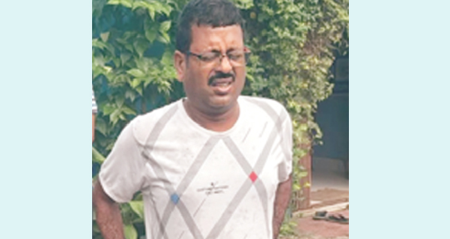 സാ​ഹ​സം!, ഇ​ഡി റെ​യ്ഡി​നി​ടെ ര​ക്ഷ​പ്പെ​ടാ​ന്‍ ശ്ര​മി​ച്ച എം​എ​ല്‍​എ​യെ ഓ​ടി​ച്ചി​ട്ടു പി​ടി​ച്ചു
