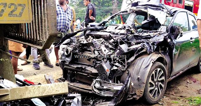 കൊ​ച്ചി​യി​ൽ കാ​ർ ലോ​റി​ക്ക് പി​ന്നി​ൽ ഇ​ടി​ച്ചു​ക​യ​റി; യു​വ​തി മ​രി​ച്ചു, ഭ​ർ​ത്താ​വി​നും മ​ക​നും പ​രി​ക്ക്
