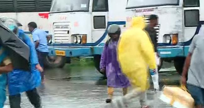 മ​ഴ ക​ന​ത്തു;"കു​ള​മാ​യി'​ കെ​എ​സ്ആ​ര്‍​ടി​സി ബ​സ് സ്റ്റാ​ന്‍​ഡ്
