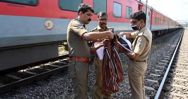 ക​ത്തി​യ​ത് ട്രെ​യി​ൻ‍; പു​ക​യു​ന്ന​ത് പോ​ലീ​സി​ല്‍