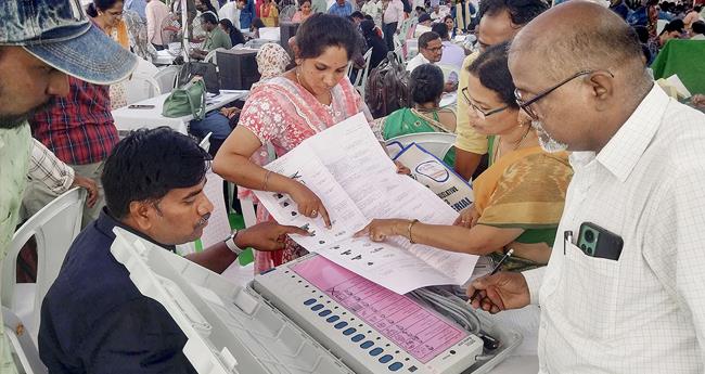 എ​ക്സി​റ്റ് പോ​ൾ; തെ​ലു​ങ്കാ​ന​യി​ൽ കോ​ണ്‍​ഗ്ര​സ് മു​ന്നേ​റ്റം, മ​ധ്യ​പ്ര​ദേ​ശി​ൽ ഇ​ഞ്ചോ​ടി​ഞ്ച്