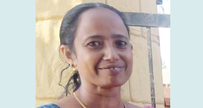 വീ​ട്ട​മ്മ​യെ മ​രി​ച്ച നി​ല​യി​ലും ഗൃ​ഹ​നാ​ഥ​നെ ഗു​രു​ത​രാ​വ​സ്ഥ​യി​ലും ക​ണ്ടെ​ത്തി
