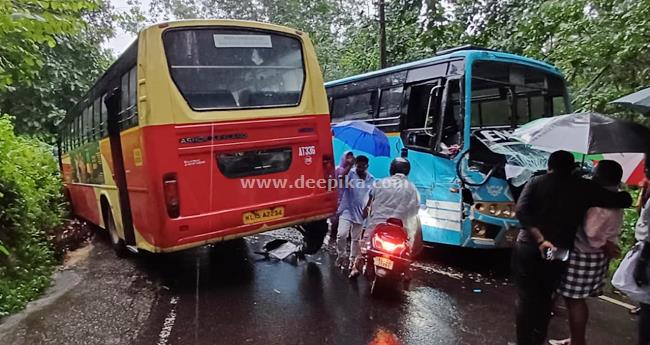 പുലിക്കുന്നിൽ കെ​എ​സ്ആ​ർ​ടി​സി ബ​സും സ്വ​കാ​ര്യ​ബ​സും കൂ​ട്ടി​യി​ടി​ച്ചു
