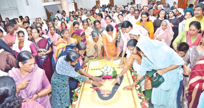 വി​ശു​ദ്ധ എ​വു​പ്രാ​സ്യ​മ്മ​യു​ടെ തി​രു​നാ​ളി​നു  പ​തി​നാ​യി​ര​ങ്ങ​ൾ