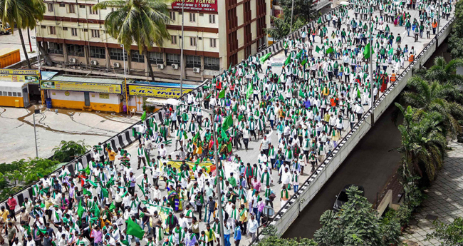 കാർഷികബില്ലിൽ പ്രതിഷേധം  കത്തുന്നു;  എ​​​​​​ട്ട്  എംപിമാർക്ക്  സസ്പെൻഷൻ