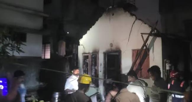ഗ്യാ​സ് സി​ലി​ണ്ട​ര്‍ പൊ​ട്ടി​ത്തെ​റി​ച്ചു; വീ​ട് ക​ത്തി​ന​ശി​ച്ചു