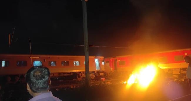 ത​മി​ഴ്നാ​ട്ടി​ൽ ട്രെ​യി​നു​ക​ൾ കൂ​ട്ടി​യി​ടി​ച്ചു; നി​ര​വ​ധി​പേ​ർ​ക്ക് പ​രി​ക്ക്