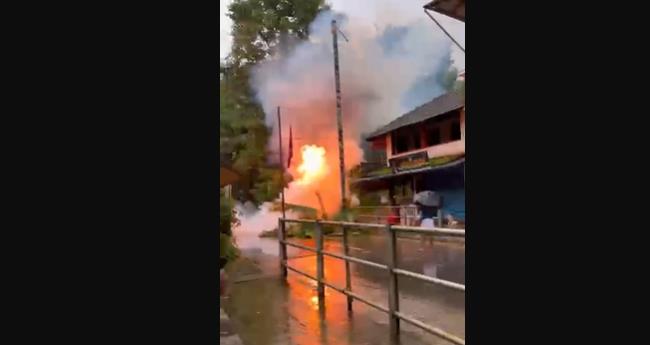 കോ​ഴി​ക്കോ​ട്ട് തെ​ങ്ങ് വൈ​ദ്യു​തി ലൈ​നി​ൽ വീ​ണ് തീ​പ​ട​ര്‍​ന്നു
