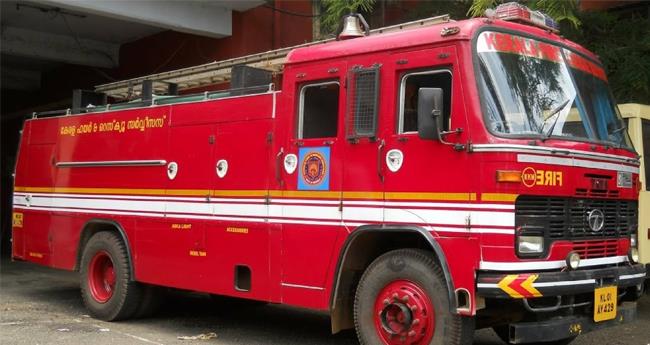 ബേ​ക്ക​റി​യി​ൽ തീ​പി​ടി​ത്തം;  ഫ​യ​ർ​ഫോ​ഴ്സ് ജീ​വ​ന​ക്കാ​ര​ന് പ​രി​ക്ക്