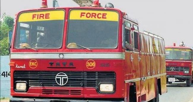 ചൂ​ണ്ട​യി​ടാ​നി​റ​ങ്ങി​യ യു​വാ​വ് പാ​റ​ക്കെ​ട്ടി​ൽ കു​ടു​ങ്ങി​യ​ത് ര​ണ്ട് മ​ണി​ക്കൂ​ർ; ര​ക്ഷ​ക​രാ​യി ഫ​യ​ർ​ഫോ​ഴ്സ്