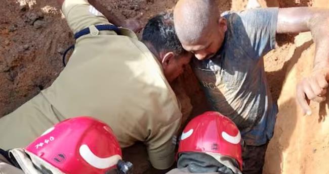 സ്മാ​ർ‌​ട്ട് സി​റ്റി പ​ദ്ധ​തി​ക്കി​ടെ അ​പ​ക​ടം; മ​ണ്ണി​ന‌​ടി‌​യി​ൽ​പ്പെ​ട്ട തൊ​ഴി​ലാ​ളി‌​യെ  അ​ത്ഭു​ത​ക​ര​മാ​യി ര​ക്ഷ​പ്പെ​ടു​ത്തി