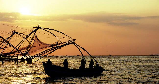സ​മു​ദ്രാ​തി​ർ​ത്തി ലം​ഘി​ച്ചു; 14 ഇ​ന്ത്യ​ൻ മ​ത്സ്യ​ത്തൊ​ഴി​ലാ​ളി​ക​ളെ അ​റ​സ്റ്റ് ചെ​യ്ത് ശ്രീ​ല​ങ്ക​ൻ നാ​വി​ക​സേ​ന