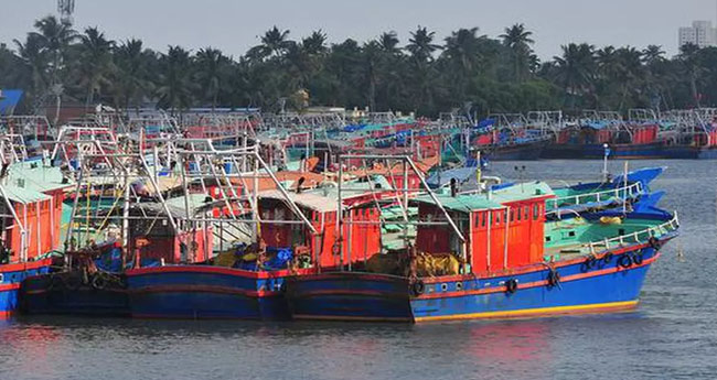 അ​മി​ത പി​ഴ: മ​​​ത്സ്യ​​​ബ​​​ന്ധ​​​ന ബോ​​​ട്ടു​​​ക​​​ൾ മൂ​​​ന്നു ദി​​​വ​​​സം പ​​​ണി​​​മു​​​ട​​​ക്കും