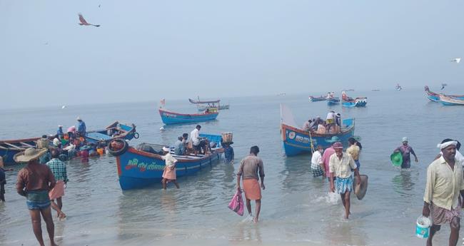 മീ​ന്‍​പി​ടി​ക്കാ​ന്‍ ആ​ധാ​ർ: പി​ഴ ഉ​ട​നി​ല്ല; ബോ​ധ​വ​ല്‍​ക​ര​ണം തു​ട​രും