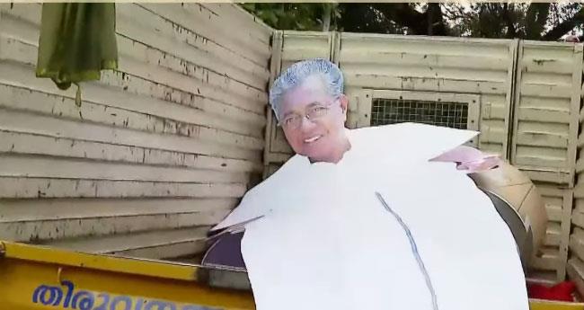"മു​ഖ്യ​മ​ന്ത്രി ക​ട്ട്...​ഔ​ട്ട്'; സെ​ക്ര​ട്ട​റി​യേ​റ്റ് പ​രി​സ​ര​ത്ത് സ്ഥാ​പി​ച്ച ഫ്ല​ക്സ് നീ​ക്കം ചെ​യ്തു