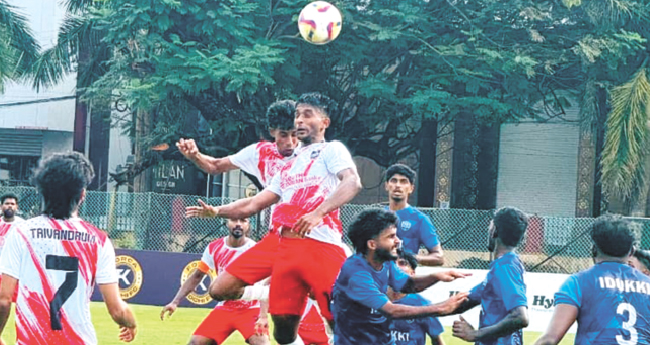 സം​സ്ഥാ​ന സീ​നി​യ​ർ ഫു​ട്ബോ​ൾ:  ഇ​ടു​ക്കി​യും ആ​ല​പ്പു​ഴ​യും സെ​മി​​യി​ൽ