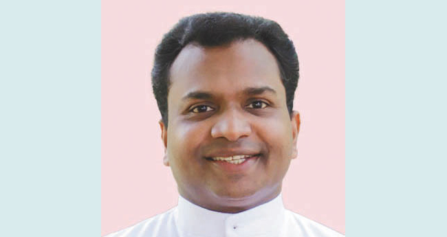 റ​വ.​ഡോ. ആ​ന്‍റ​ണി  വ​ട​ക്കേ​ക്ക​ര  ഡിം​സ് മീ​ഡി​യ  കോ​ള​ജ് ഡ​യ​റ​ക്ട​ർ