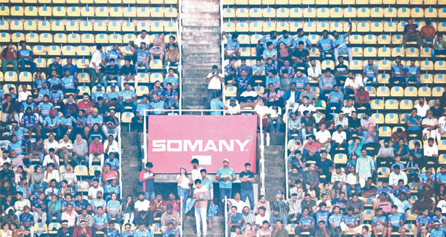 കാ​​​​​ര്യ​​​​​വ​​​​​ട്ട​​​​​ത്ത് മ​​​​​ഴ മാ​​​​​റി നി​​​​​ന്നി​​​​​ട്ടും ഗാ​​​​​ല​​​​​റി നി​​​​​റ​​​​​ഞ്ഞി​​​​​ല്ല