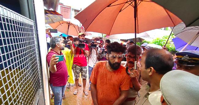 കൂ​ട്ടു​കാ​ര​ന്‍ കു​ടു​ക്കി: തെ​ളി​വെ​ടു​പ്പി​നി​ടെ റോ​ബി​ന്‍ ജോ​ര്‍​ജ്