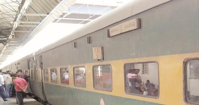 ഗ​രീ​ബ്‌​ര​ഥ് പ​ഴ​യ കോ​ച്ചു​ക​ൾ പി​ൻ​വ​ലി​ക്കു​ന്നു; ആ​ധു​നി​ക​സൗ​ക​ര്യ​ങ്ങ​ളു​ള്ള  എ​സി ഇ​ക്ക​ണോ​മി കോ​ച്ചു​ക​ൾ ഏ​ർ​പ്പെ​ടു​ത്താ​ൻ തീ​രു​മാ​നം