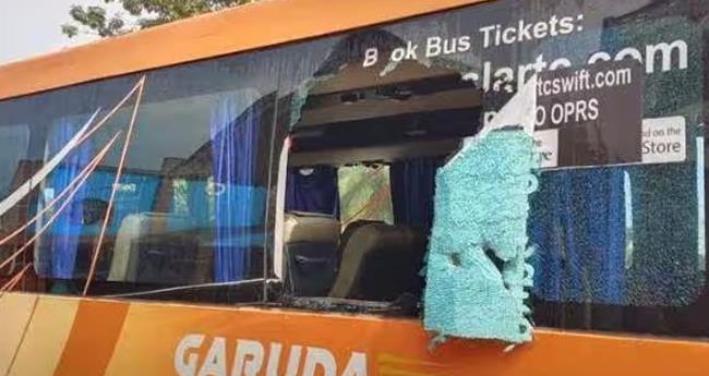 ഗ​രു​ഡ ബ​സി​ൽ നി​ന്നും ഗ്ലാ​സ് ത​ക​ർ​ത്ത് ചാ​ടി; യാ​ത്ര​ക്കാ​ര​ന് പ​രി​ക്ക്