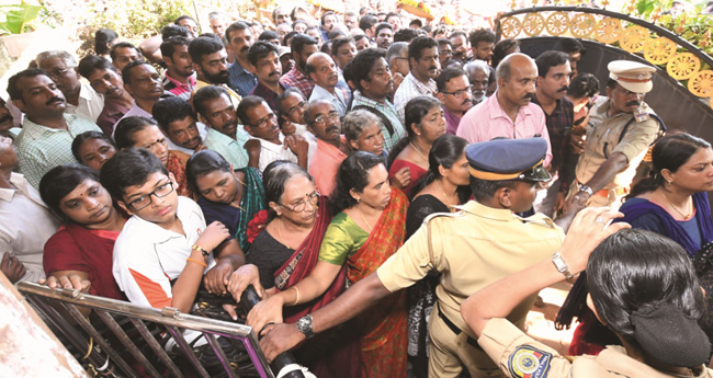 വീ​​​ടു​​​ക​​​ളും ഗേ​​​റ്റു​​​ക​​​ളും തു​​​റ​​​ന്നു​​കി​​​ട​​​ന്നു;  മു​​​ഖ​​​ത്തോ​​​ടു മു​​​ഖം നോ​​​ക്കാ​​​തെ കൂ​​​ട്ടു​​​കാ​​​ർ