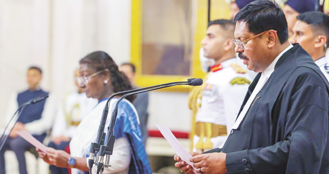 ചീഫ് ജസ്റ്റീസായി ബി.ആർ. ഗവായ്  സത്യപ്രതിജ്ഞ ചെയ്തു
