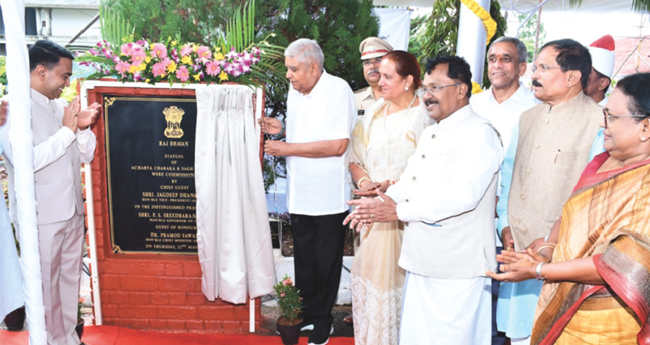 ചരക-സുശ്രുത പ്രതിമകൾ ഉപരാഷ്‌ട്രപതി അനാച്ഛാദനം ചെയ്തു