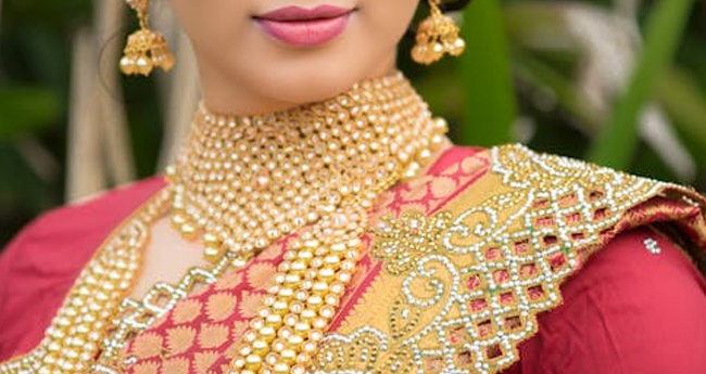റി​ക്കാ​ര്‍​ഡ് കു​തി​പ്പി​ല്‍ സ്വ​ര്‍​ണം