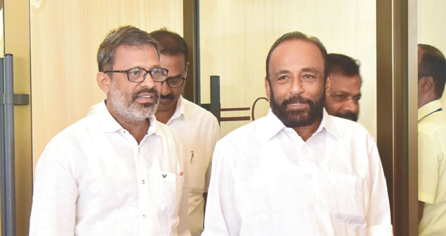 കോൺഗ്രസ് വിമതനും ലീ​ഗ് വ​നി​താ നേ​താ​വും ന​വ​കേ​ര​ള സ​ദ​സി​ൽ