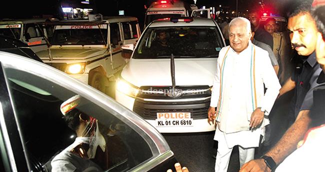 എ​സ്എ​ഫ്ഐ​യു​ടെ ക​രി​ങ്കൊ​ടി പ്ര​തി​ഷേ​ധം; കാ​റി​ൽ​നി​ന്നു റോ​ഡി​ലി​റ​ങ്ങി ക്ഷു​ഭി​ത​നാ​യി ഗ​വ​ർ​ണ​ർ