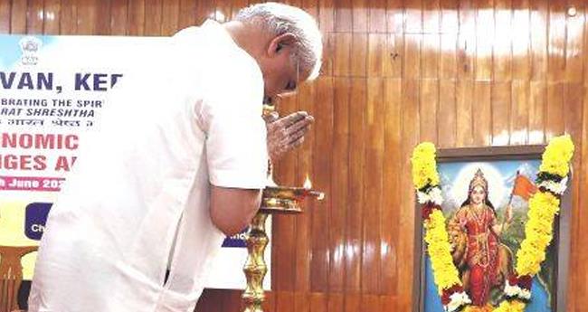 കാ​വി​ക്കൊ​ടി​യേ​ന്തി​യ ഭാ​ര​താം​ബ​യു​ടെ ചി​ത്രം; സ​ർ​ക്കാ​ർ നി​യ​മ​ന​ട​പ​ടി​ക​ളി​ലേ​ക്ക്