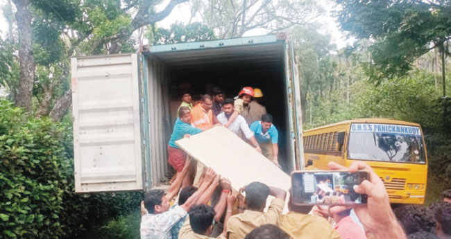 ഗ്രാ​നൈ​റ്റ് ഇ​റ​ക്കു​ന്ന​തി​നി​ടെ അ​പ​ക​ടം;  ര​ണ്ട് അ​തി​ഥിത്തൊ​ഴി​ലാ​ളി​ക​ള്‍​ക്ക് ദാ​രു​ണാന്ത്യം