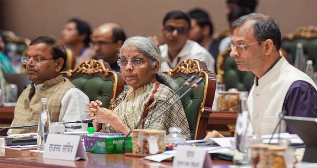നി​കു​തി​യി​ള​വ് പ്ര​ഖ്യാ​പി​ച്ച് ധ​ന​മ​ന്ത്രി ; പ്ലാ​റ്റ്‌​ഫോം ടി​ക്ക​റ്റു​ക​ൾ​ക്ക് ഇ​നി ജി​എ​സ്ടി ഇ​ല്ല