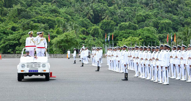 നാ​വി​ക​സേ​നാ മേ​ധാ​വി  സ​ല്യൂ​ട്ട് സ്വീ​ക​രിച്ചു