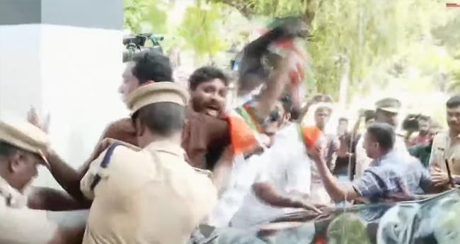 കൊ​ച്ചി​യി​ല്‍ മു​ഖ്യ​മ​ന്ത്രി​ക്ക് നേ​രെ ക​രി​ങ്കൊ​ടി; യൂ​ത്ത് കോണ്‍​ഗ്ര​സ് പ്ര​വ​ര്‍​ത്ത​ക​ര്‍ ക​സ്റ്റ​ഡി​യി​ല്‍