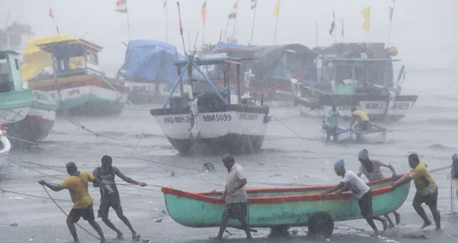 ടൗട്ടെ ഗു​ജ​റാ​ത്ത് തീ​രം തൊ​ട്ടു