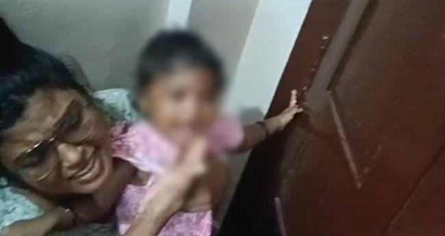 വാ​തി​ലി​നും ക​ട്ടി​ള​യ്ക്കു​മി​ട​യി​ൽ പി​ഞ്ചു​കു​ഞ്ഞി​ന്‍റെ കൈ ​കു​ടു​ങ്ങി; ര​ക്ഷ​ക​രാ​യി ഫ​യ​ർ​ഫോ​ഴ്സ്