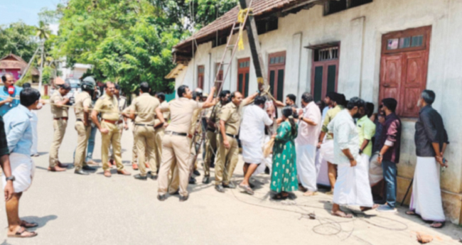 സമരക്കാരും പോലീസും വൈദ്യുതിപോസ്റ്റ്  താങ്ങിനിന്നത് 20 മിനിറ്റ്