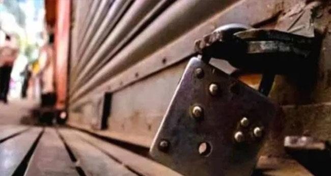 കോ​ഴി​ക്കോ​ട് ഹ​ർ​ത്താ​ൽ തു​ട​ങ്ങി; ക​ട​തു​റ​ക്കു​മെ​ന്ന് വ്യാ​പാ​രി വ്യ​വ​സാ​യി ഏ​കോ​പ​ന സ​മി​തി