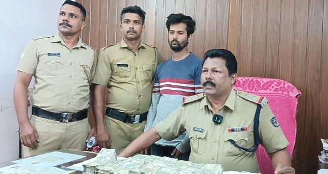 കോ​ട്ട​യ​ത്ത് അ​ന​ധി​കൃ​ത​മാ​യി ട്രെ​യി​നി​ൽ ക​ട​ത്തി​ക്കൊ​ണ്ടു​വ​ന്ന 32 ല​ക്ഷം രൂ​പ പി​ടി​കൂ​ടി