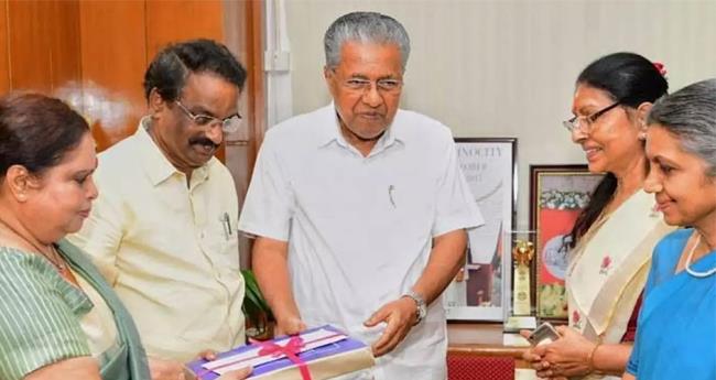 ഹേ​മ ക​മ്മി​റ്റി റി​പ്പോ​ർ​ട്ടി​ലെ സ​ർ​ക്കാ​ർ വെ​ട്ടി​യ ഭാ​ഗ​ങ്ങൾ നാ​ളെ പു​റ​ത്തു​വി​ടും; തീ​രു​മാ​നം മു​ഖ്യ വി​വ​രാ​വ​കാ​ശ ക​മ്മീ​ഷ​ണ​റു​ടേ​ത്