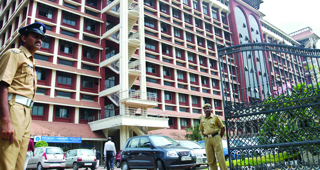 സ്‌​കൂ​ളു​ക​ളി​ല്‍ വി​ദ്യാ​ര്‍​ഥി​ക​ളു​ടെ സു​ര​ക്ഷ ; ബ​ന്ധ​പ്പെ​ട്ട എ​ല്ലാ വ​കു​പ്പു​ക​ളും നി​ര്‍​ദേ​ശ​ങ്ങ​ള്‍  സ​മ​ര്‍​പ്പി​ക്ക​ണ​മെ​ന്നു ഹൈ​ക്കോ​ട​തി