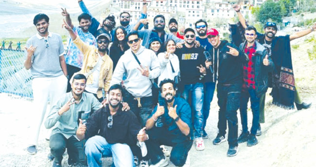 പ്ര​​​ള​​​യ​​​ക്കെ​​​ടു​​​തി​​​യെ​​​ത്തു​​​ട​​​ർ​​​ന്ന് ഹി​​​മാ​​​ച​​ലിൽ കു​​​ടു​​​ങ്ങി​​​യ മ​​​ല​​​യാ​​​ളി​​​സം​​​ഘ​​​ത്തെ  പു​​​റ​​​ത്തെ​​​ത്തി​​​ക്കാ​​​നാ​​​യി​​​ല്ല