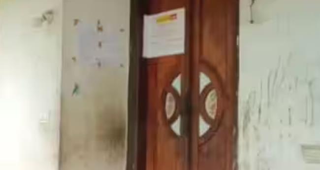 സ്വ​കാ​ര്യ ബാ​ങ്ക് വീ​ട് ജ​പ്തി ചെ​യ്തു; വീ​ട്ട​മ്മ​യും മ​ക്ക​ളും പെ​രു​വ​ഴി​യി​ൽ