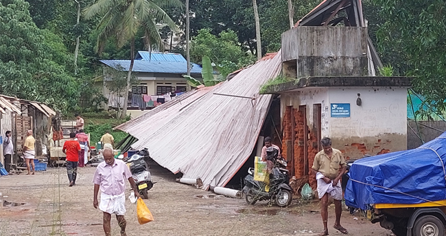 ക​ന​ത്ത മ​ഴ​യി​ൽ വ്യാ​പ​ക നാ​ശം 62 വീ​ടു​ക​ൾ ത​ക​ർ​ന്നു