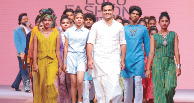 കാ​ടി​ന്‍റെ മ​ക്ക​ള്‍​ക്കൊ​പ്പം റാ​ന്പി​ല്‍  ചു​വ​ടു​വ​ച്ച് ഹൈ​ബി ഈ​ഡ​ന്‍ എം​പി