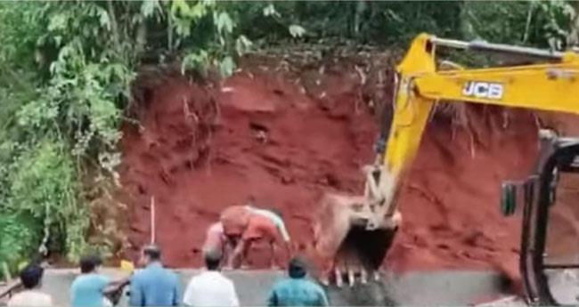 ഇ​ടു​ക്കിയിൽ ദേ​ശീ​യ​പാ​ത നി​ര്‍​മാ​ണ​ത്തി​നി​ടെ മ​ണ്ണി​ടി​ഞ്ഞു; ര​ണ്ടു​പേ​ര്‍ അ​പ​ക​ട​ത്തി​ല്‍​പ്പെ​ട്ടു