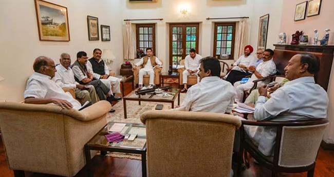 സീ​റ്റ് വി​ഭ​ജ​ന​ത്തി​നൊ​രു​ങ്ങി "ഇ​ന്ത്യ' മു​ന്ന​ണി; ആ​ദ്യ ച​ർ​ച്ച ഒ​ക്ടോ​ബ​റി​ൽ